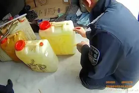 寿光一小区车库内，竟然存放大量汽油、柴油图片