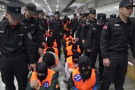 一人与上百男子暧昧聊天，警方破特大交友诈骗案，60人押解回深视频封面