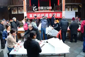 浙江书法名家送“福”进义乌 百姓门前浓浓笔墨香图片