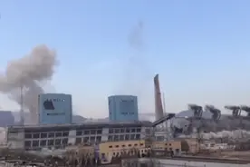 912公斤炸药，3500多发雷管！太原第一热电厂240米高烟囱爆破拆除视频封面
