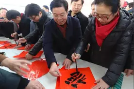 「艺视频」猪年的福字要“肥”一点！春运首日全省千名书法家火车站送万“福”视频封面