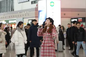春运首日，他们不约而同唱起这首燃又暖的歌视频封面