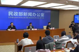 民政部：2018年农村低保标准达到4833元视频封面
