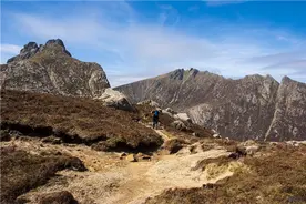 徒步鞋和登山鞋的区别图片