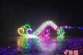 灯光与科技结合 万道光影勾勒梦幻莫尼山图片