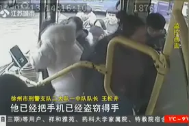 男子上公交故意拥挤，身子紧贴前面的女生，监控拍下他作案全过程视频封面