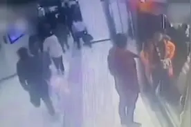 夫妻吵架阻挡地铁屏蔽门被行拘：致列车延误超2分钟视频封面