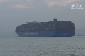 巨型集装箱货轮“中远海运双鱼座”号首航经停香港视频封面