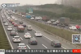 京沪高速无锡段持续车多缓行，民警提醒迅速离开高速公路视频封面