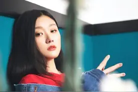 袁雨萱淡妆穿牛仔衣拍杂志，长相清秀魅力迷人图片