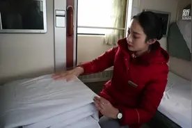 新婚夫妻的站台团聚视频封面