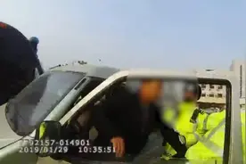 非法改装车辆被查，司机打警察视频封面