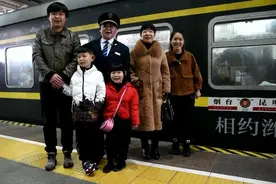 190秒｜“开往春天的列车”跨8省送旅客返乡 乘务员只能站台与亲人相聚10分钟视频封面