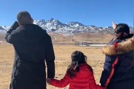 丈夫留守修公路，妻女跨千里团聚过除夕视频封面