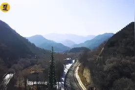 这个跑到长城下修铁路的小哥，吸引了外国网友们的注意视频封面
