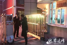 保安吴体胜：把好门责任重，校园安全职责时刻记心中图片