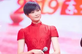 李宇春穿红色旗袍古典韵味十足，传承经典乐器首弹三弦琴图片