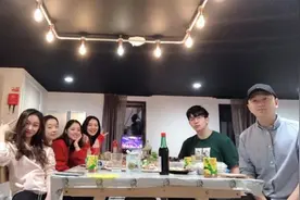留学生的年夜饭：吃火锅看春晚即兴弹唱视频封面