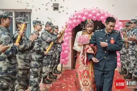 海拔4900米雪山上的婚礼图片