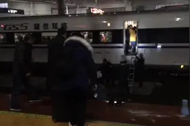 春节返程高峰，武汉去广州南一高铁发生故障，整车乘客跨铁轨换乘视频封面