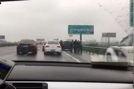 雨雪侵扰易发事故 安徽多条高速交通拥堵视频封面