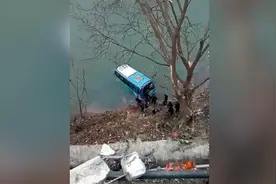 汉中一载14人公交车坠江，2人身亡视频封面