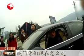 小孩就不算超员？5人小轿车坐进6个人，司机被查：车里有个小娃娃视频封面