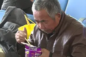 六旬矿工月入两千还为孩存钱：再苦也值视频封面
