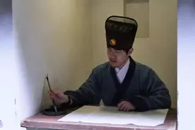 明兰和二叔玩的投壶游戏，你也可以在嘉定玩到图片