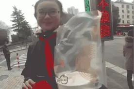 大冬天里的暖心一幕！女孩为执勤民警送上热奶茶 他舍不得喝图片