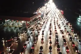 航拍沪昆高速春运返程高峰视频封面