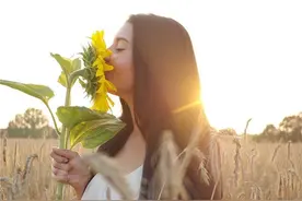 女人的腿毛普遍较少，为什么有些女性的腿毛很浓密，比男性还多？图片