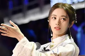 鞠婧祎换上15厘米的白袜，瞬间就火了，网友：这样搭配好潮流！图片