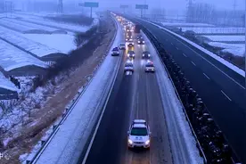 43秒丨霸气！聊城高速警车踏雪开道 护送3000余过境车辆平安驶离视频封面