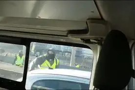 法国黄背心抗议者又砸警车，逼哭女警视频封面