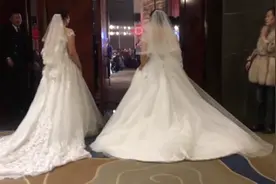 全场掌声!婚礼上两位妈妈身穿婚纱入场,新人要给两位爸爸一个惊喜视频封面