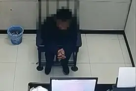 乘客高铁上偷手机藏袜子里，被抓怼乘警视频封面