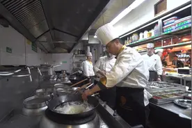 上菜！看大厨如何制作黄河野生大鲤鱼视频封面