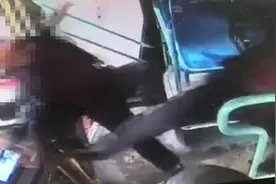 男子与公交司机争吵纠缠，乘客将其踹倒视频封面