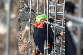 “悬崖村”娶亲：全村小伙接力背新娘视频封面
