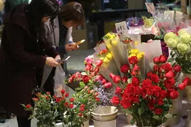 90后追女生送大蒜 车厘子、草莓、零食等包成的花束很常见图片