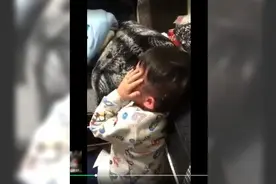台湾妈妈失控暴打儿子，抓着头猛撞地板，男孩捂脸不停哀号视频封面