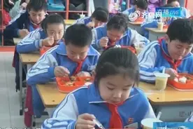 中小学生已开学，记者全程记录学生餐制作过程，一起来看看视频封面