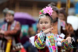 美丽的苗族头饰图片