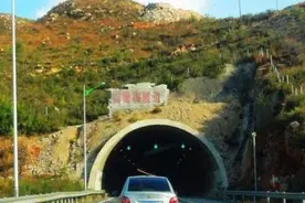 进高速隧道，很多老司机都靠左侧行驶？知道原因后，新手很后怕！图片