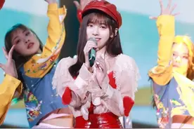 鞠婧祎再显甜美范穿搭，小红帽很可爱！图片