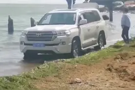 把车开进洱海里拍照合影，官方：罚2000图片