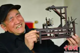 河北老人制作“微缩版”农耕老物件图片