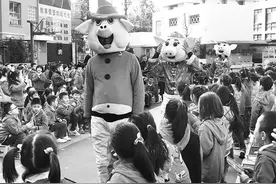 老师扮玩偶学生比诗词 昆明中小学“花式”开学图片