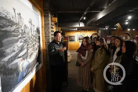 观念摄影怎么拍？三十名大学生组团到展览现场上课图片